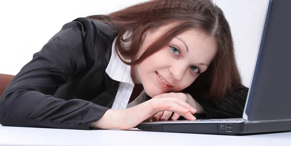 Closeup.Young obchodní žena sedí v přední části otevřené laptop. — Stock fotografie