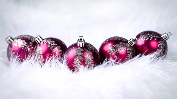 축제는 흰색 바탕에 빨간색 크리스마스 볼 — 스톡 사진