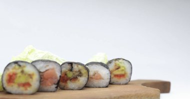 Beyaz bir kesme Board.isolated üzerinde suşi rulo
