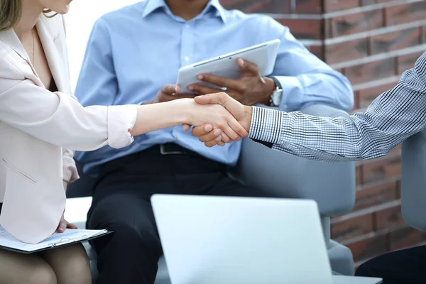 Socios comerciales de apretón de manos en la oficina — Foto de Stock