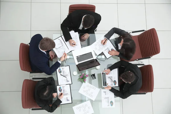 El equipo de top view.business organiza una sesión informativa en la sala de conferencias — Foto de Stock