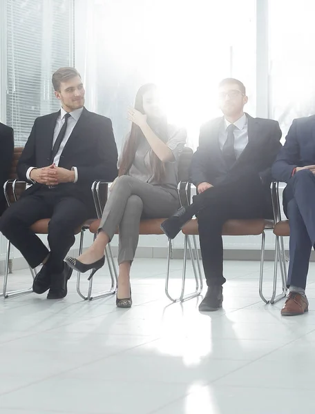De cerca. grupo de empresarios sentados en el vestíbulo de la oficina — Foto de Stock