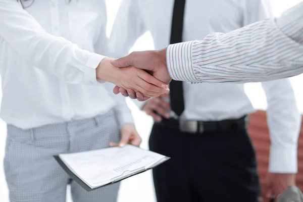 Closeup.handshake parceiros financeiros no escritório. o conceito de parceria — Fotografia de Stock