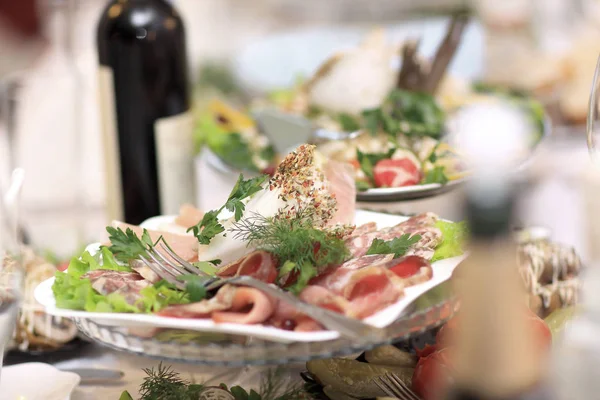 Plato con aperitivo de carne en la mesa en el restaurante —  Fotos de Stock
