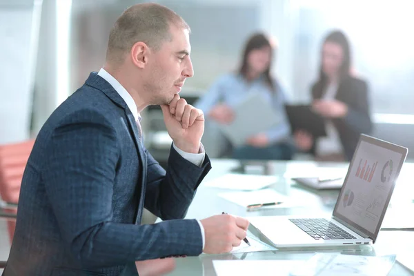 Hombre de negocios mirando la pantalla del ordenador portátil con gráficos financieros — Foto de Stock