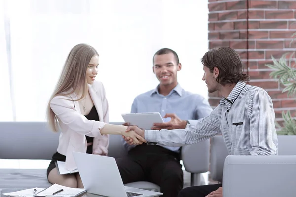 Closeup.handshake de la gente de negocios en la oficina moderna — Foto de Stock