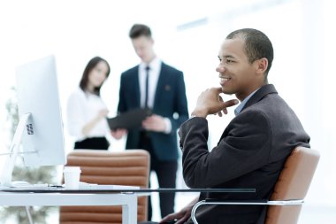 kendine güvenen genç işadamı arka plan bulanık Office