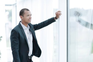 boş ofis penceresine bakarak başarılı genç işadamı