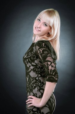 Siyah Abiye içinde güzel genç kadın portresi