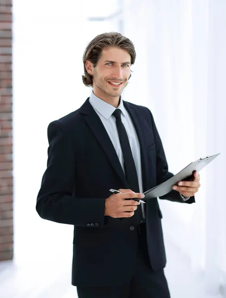 Homme d'affaires avec document d'affaires debout dans le bureau — Photo