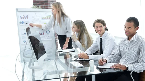 Business woman conducts a presentation of a new project — Stock Photo, Image