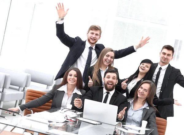 Portret van gelukkig professionele team in de buurt van Bureau, kantoor — Stockfoto