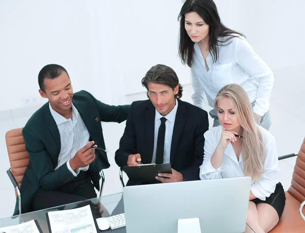 Close up. Business team internazionale che discute questioni di business . — Foto Stock