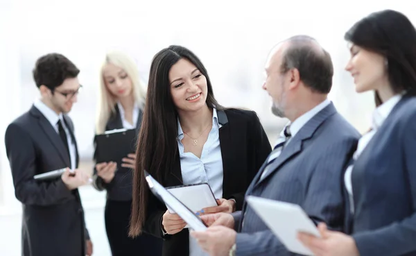 Close up.group de empresarios que se preparan para iniciar una reunión de negocios — Foto de Stock