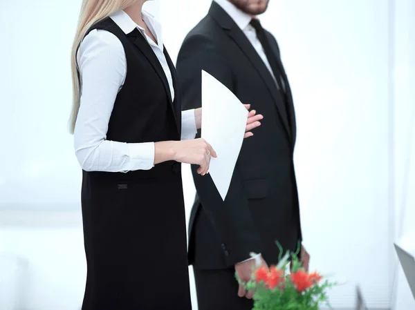 De près. homme d'affaires et femme d'affaires debout dans la salle de conférence — Photo
