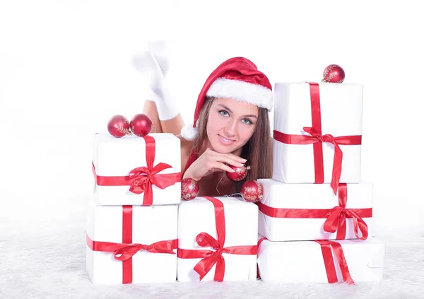 Gyönyörű fiatal nő, a karácsonyi ruha egy halom karácso — Stock Fotó