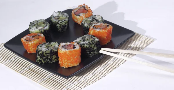 Набор суши - различные виды суши Маки и палочки для еды на b — стоковое фото