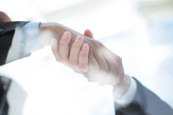 Verksamhet bakgrund. handslag för affärspartners ovanför bordet. — Stockfoto