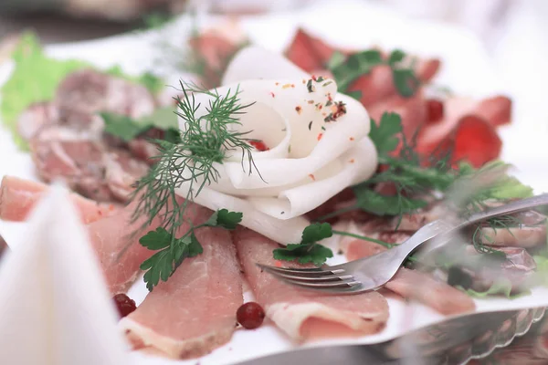 Prato de aperitivo de salmão na mesa no restaurante — Fotografia de Stock