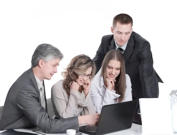 Echipa de afaceri discută problemele de afaceri care stau în spatele unui birou — Fotografie, imagine de stoc
