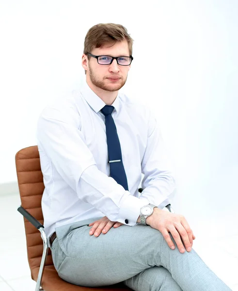 Serio joven empresario sentado en silla de oficina . — Foto de Stock