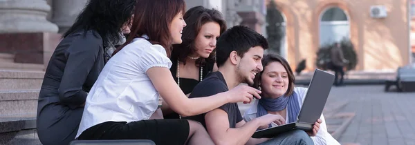 Grupp av medstudenter med böcker och bärbar dator — Stockfoto