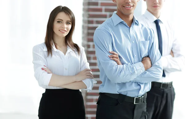 Porträtt av en framgångsrik grupp av affärsmän på bakgrunden av kontoret. — Stockfoto