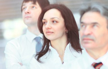 Başarılı iş grup gülümseyen ve ararken üst üste
