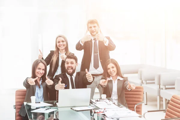 Concetto di successo nel mondo degli affari - un team di lavoro professionale è felice dei risultati del lavoro congiunto — Foto Stock