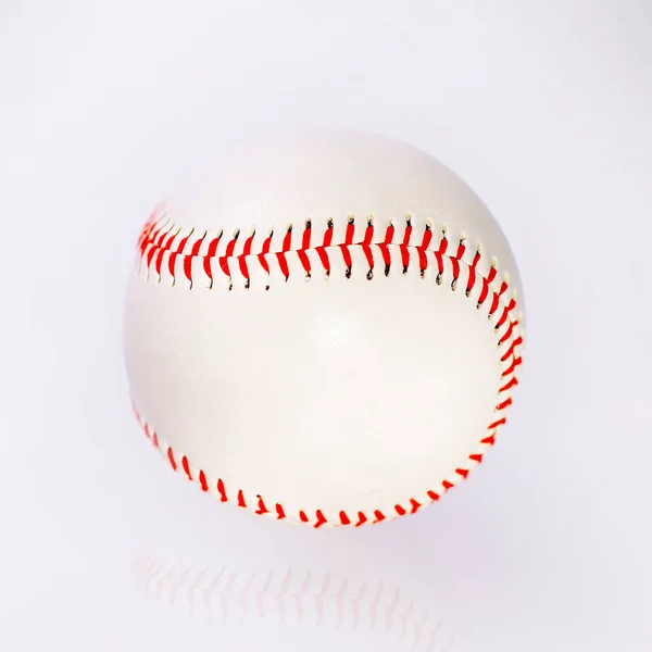 Palla da baseball con firmware rosso sul tavolo con riflesso — Foto Stock