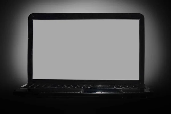 Yansıması ile siyah arka plan üzerine siyah dizüstü bilgisayar — Stok fotoğraf