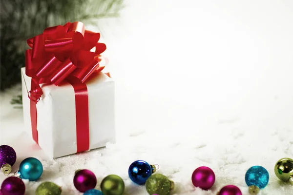 Presentes em um fundo branco com bolas de Natal com espaço de cópia para texto — Fotografia de Stock