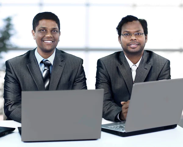 Interracial Business Team arbeitet am Laptop in einem modernen Büro — Stockfoto