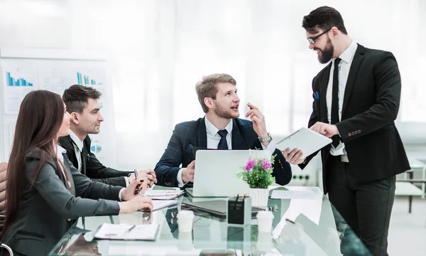 Socios comerciales discuten los beneficios antes de firmar el nuevo contrato — Foto de Stock