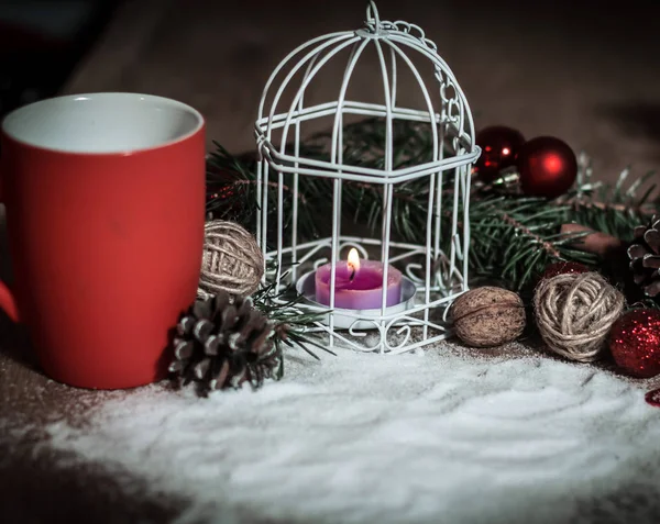 근접 촬영입니다. 빨간 컵과 크리스마스 휴일 테이블에 촛불 — 스톡 사진