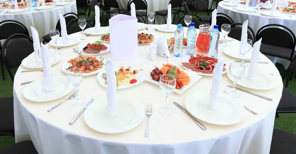 Mesa de serviço preparada para festa de evento ou casamento. no restaurante — Fotografia de Stock