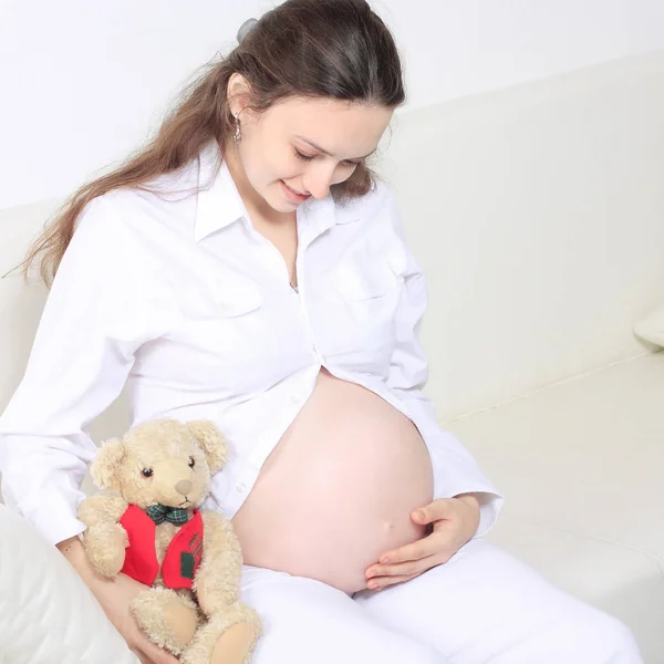 Jovem bela mulher grávida acariciando sua barriga — Fotografia de Stock