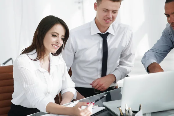 Business-Team diskutiert Geschäftsfragen im Büro. — Stockfoto