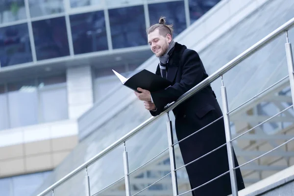 Business man with papers ,comes into his office — Stock Photo, Image