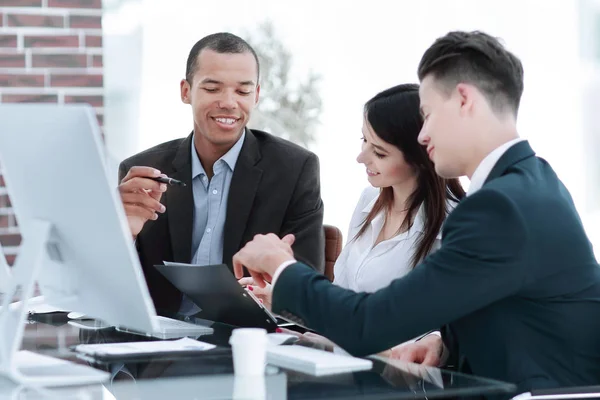 Business team werken samen bij de balie in creatieve kantoor — Stockfoto