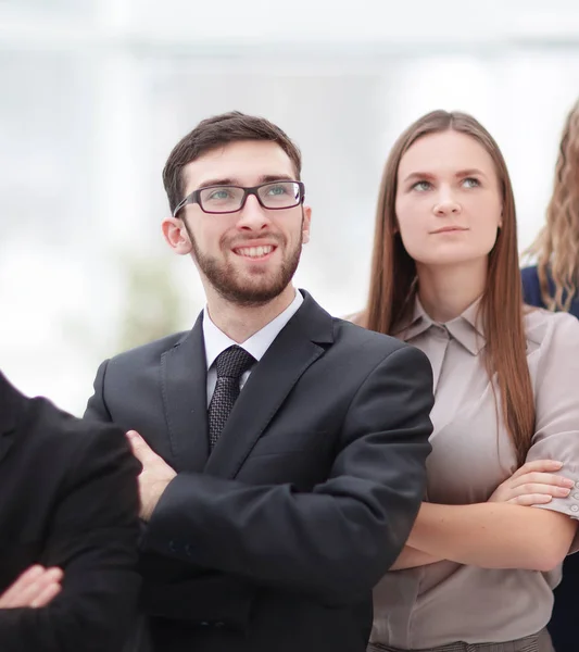 Close-up. Lachende en vol vertrouwen business team staat in het kantoor — Stockfoto