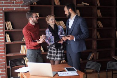 stüdyoda iş belgeleri tartışırken yaratıcı iş takım