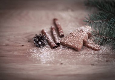 Tarçın çubukları, kurabiyeler ve Noel ağacı dalı ama masa...