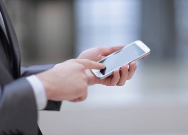 yakın up.the işadamı smartphone ekranında Tıklanma