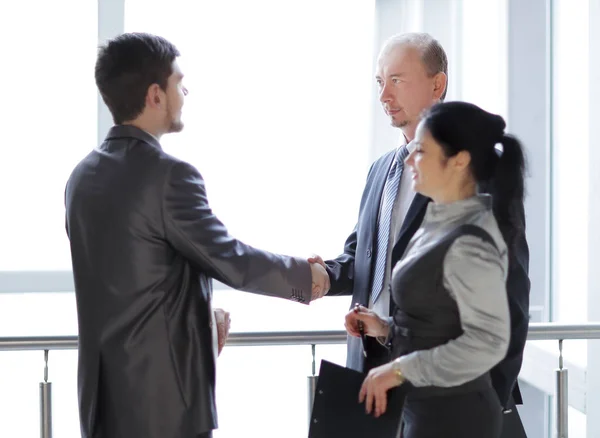 Lachende business team op zoek naar een financiële grafiek — Stockfoto