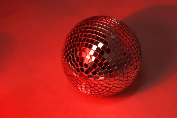 Mooie disco bal op gele achtergrond geïsoleerd. — Stockfoto