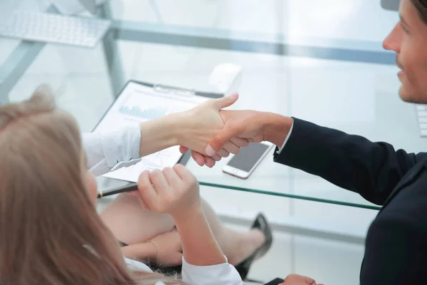 Handschlag mit Finanzpartnern nach der Diskussion des Businessplans — Stockfoto