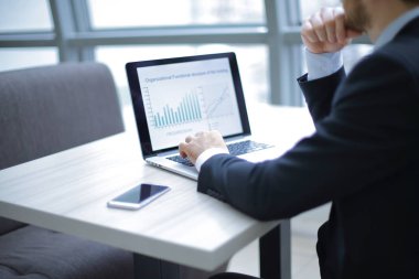 işadamı laptop finansal verilerle çalışma.