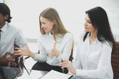 closeup.young iş kadını meslektaşları ile konuşuyor. ekip çalışması kavramı