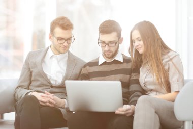 Ofis lobisinde oturan bir dizüstü bilgisayar ile up.Business arkadaşları yakın